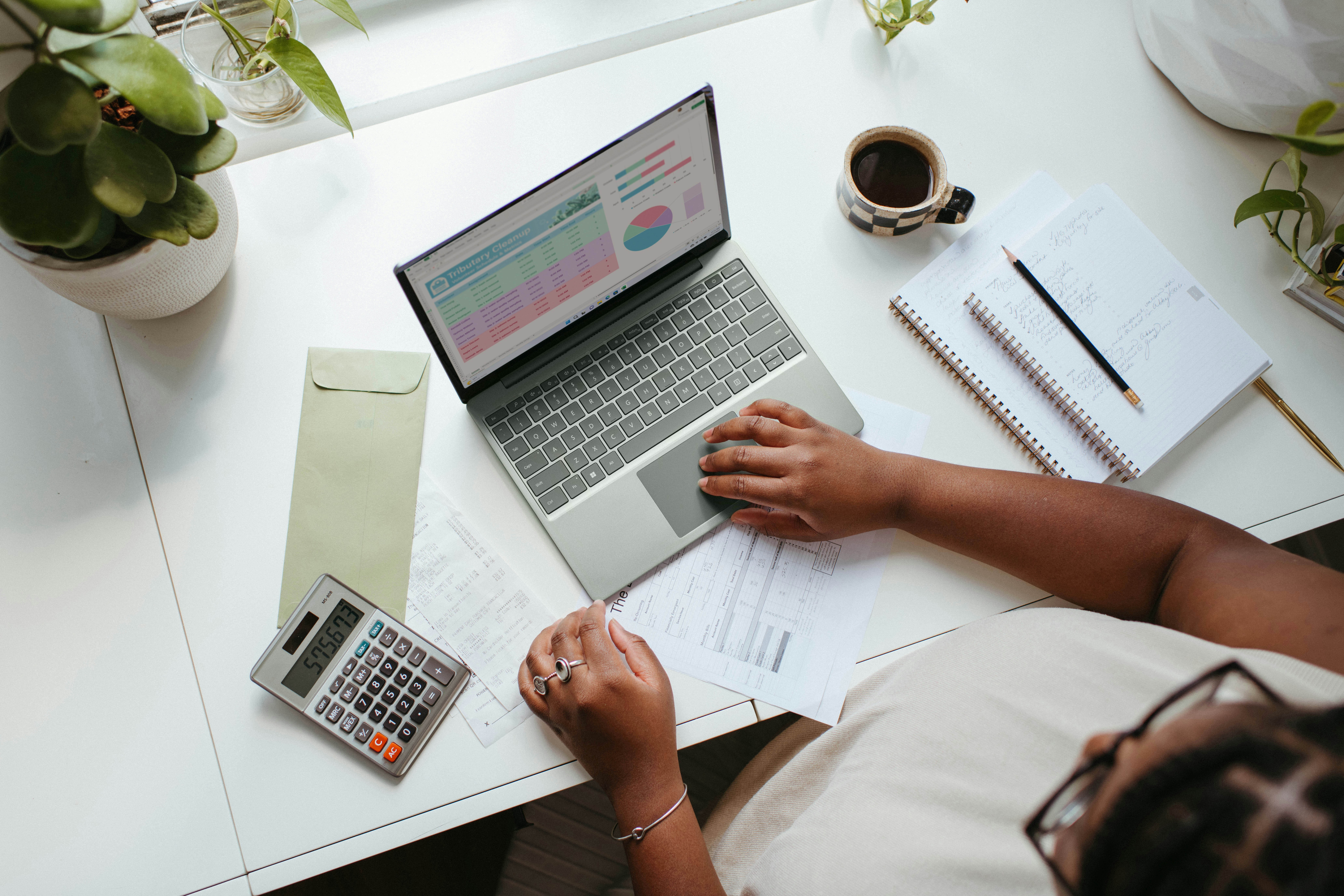 a-person-sitting-at-a-table-with-a-laptop - microsoft-365 (unsplash)./pho