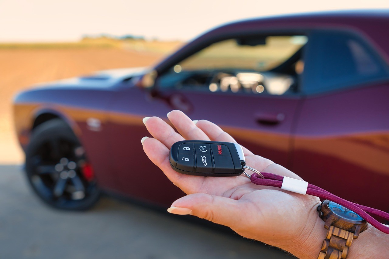 automobile,-car-key,-key,-car,-car-wallpapers,-vehicle,-to-open,-hand,-clock - anrita1705 (pixabay)