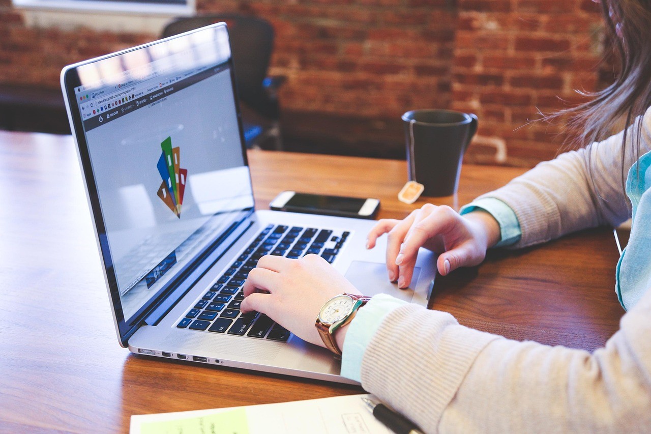 student,-typing,-keyboard,-text,-startup,-business,-people,-students,-office,-st - startupstockphotos (pixabay)