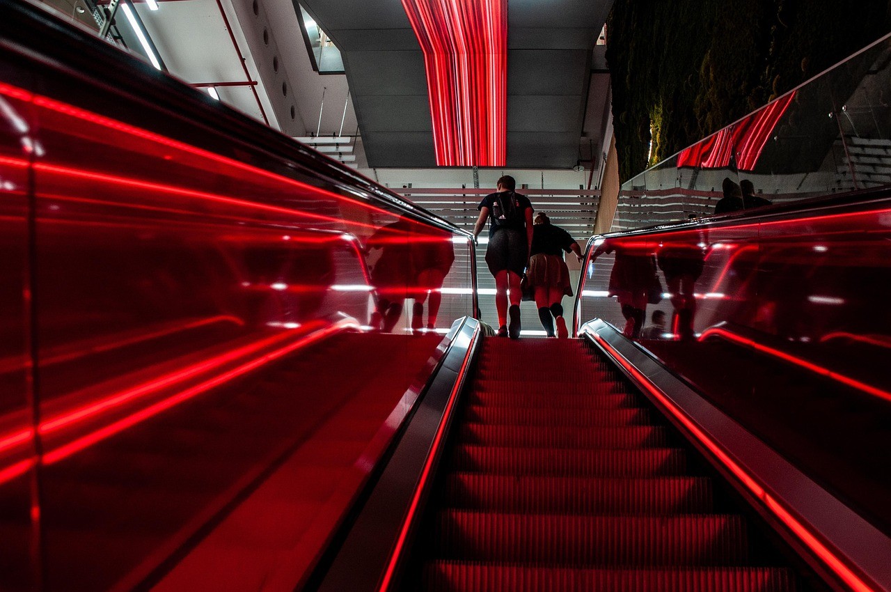 escalator,-stairs,-building,-red,-building,-red,-red,-red,-red,-red - wal_172619 (pixabay)