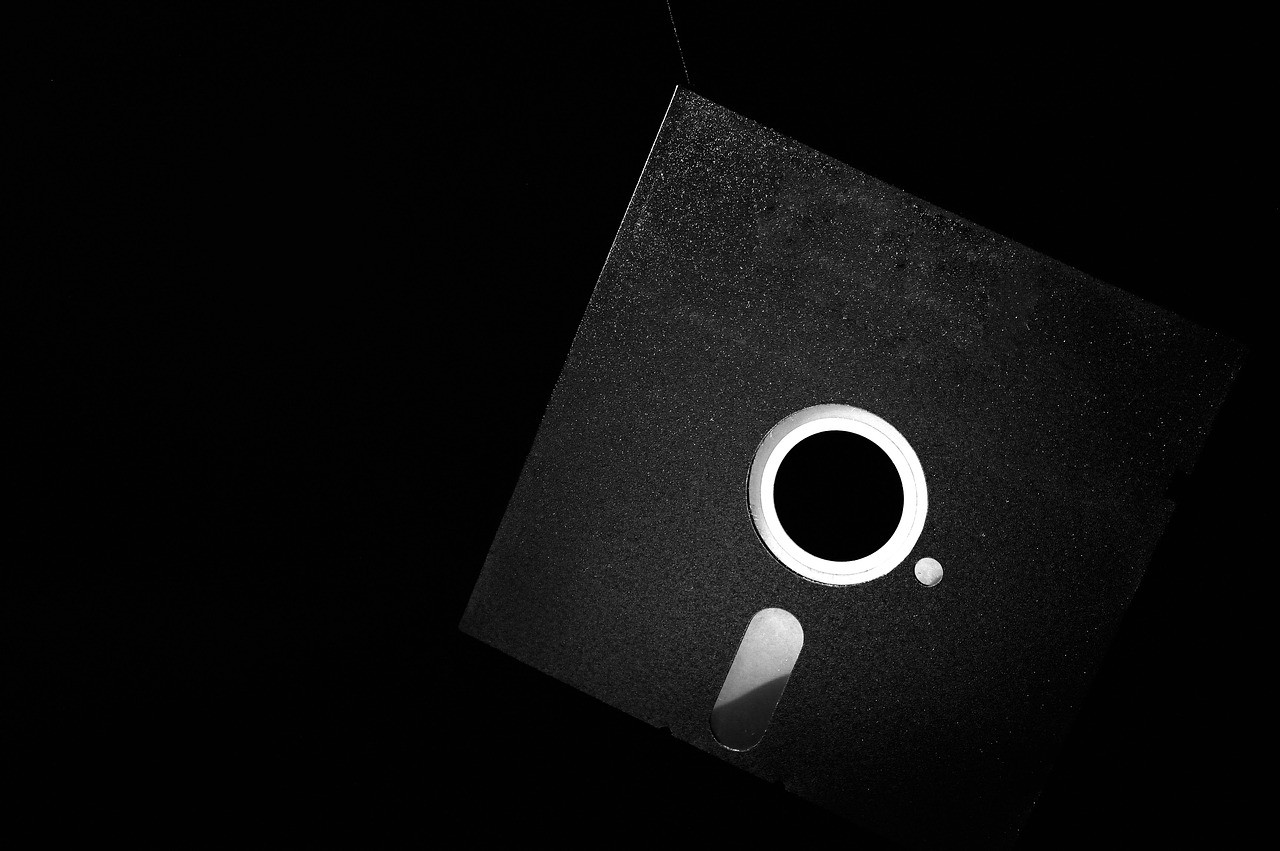 binary,-disk,-storage,-registration,-magnetic,-device,-digital,-archive,-informa - padrinan (pixabay)