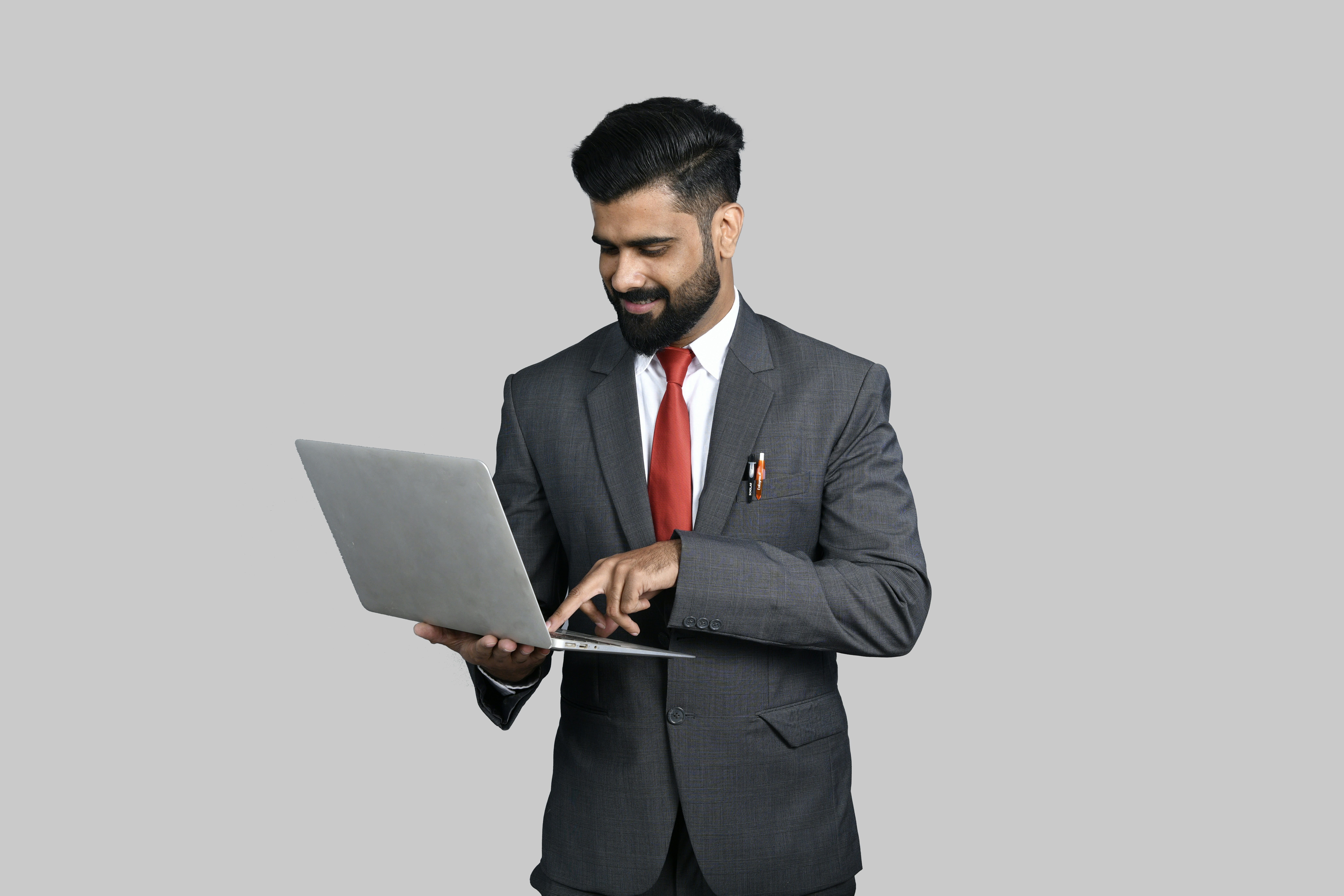 a-man-holding-a-laptop - fotos (unsplash)./pho