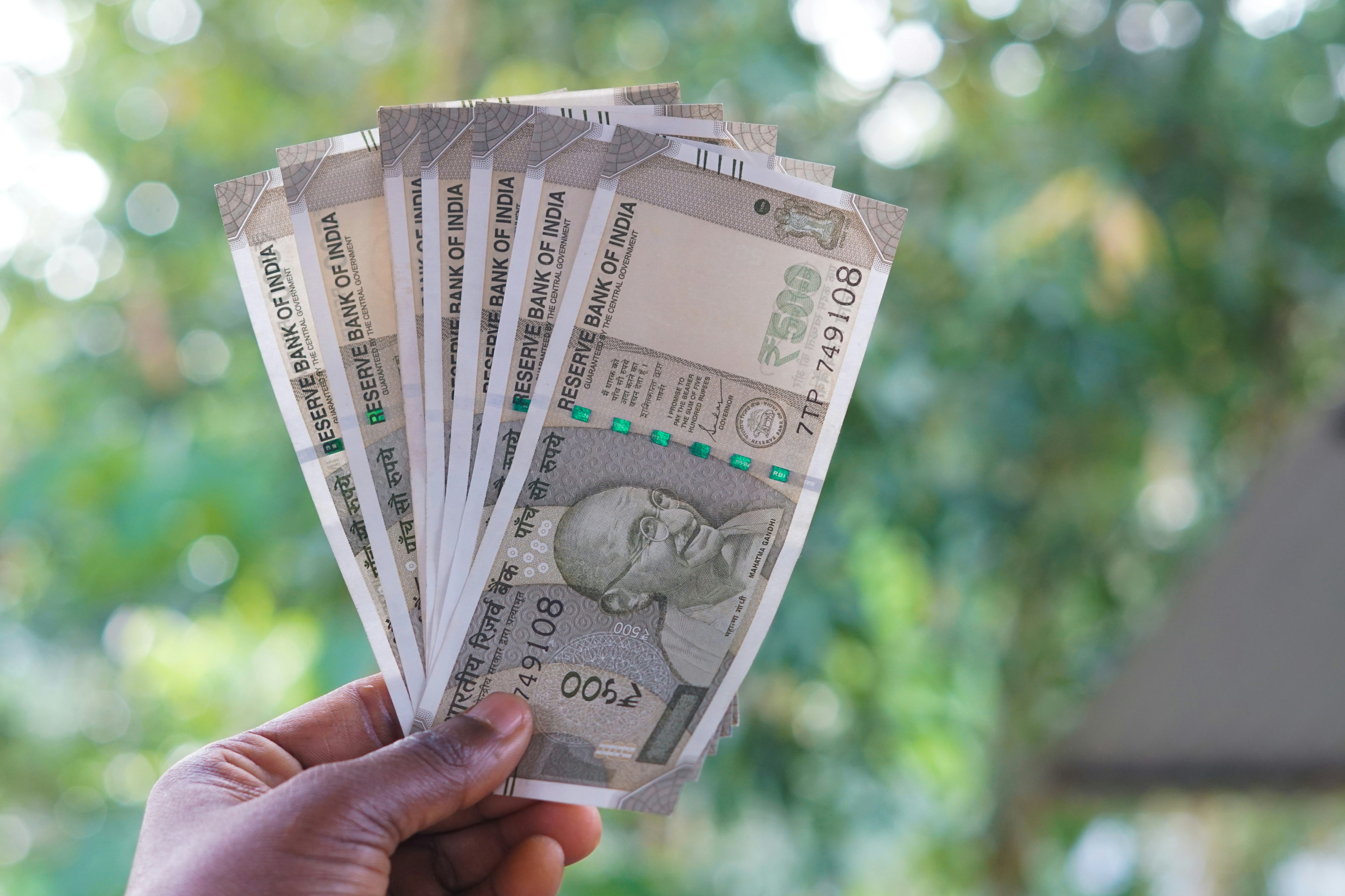 a-person-holding-a-bunch-of-money-in-their-hand - dileesh-kumar (unsplash)./pho